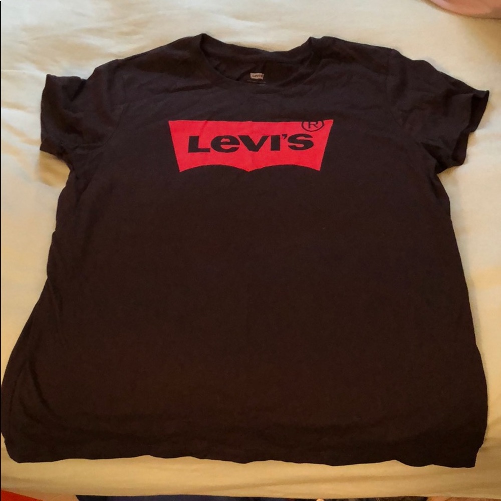 Black Levi’s T-shirt